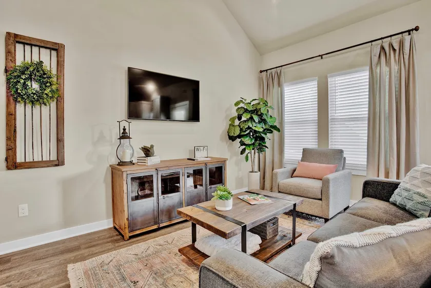 Modern Condo-3 min to Main - Image 1