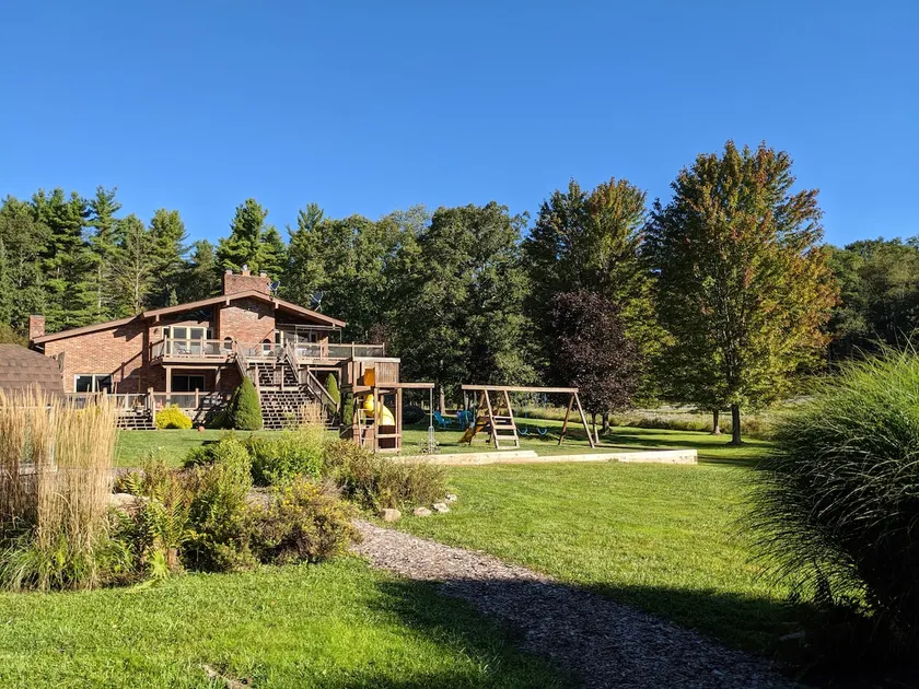 Level lakefront, family-friendly, hot tub, low fees, private dock - Image 1