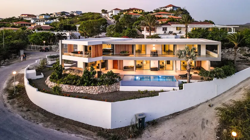 Luxury 12-Guest Villa: Pool, Oceanview & Beach - Image 1