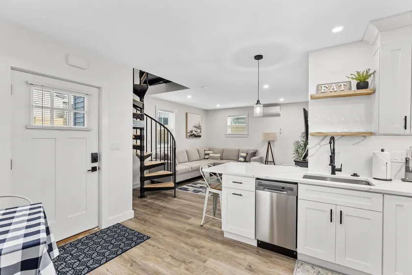Luxury Townhouse in Downtown with Free Parking #3 - Image 1