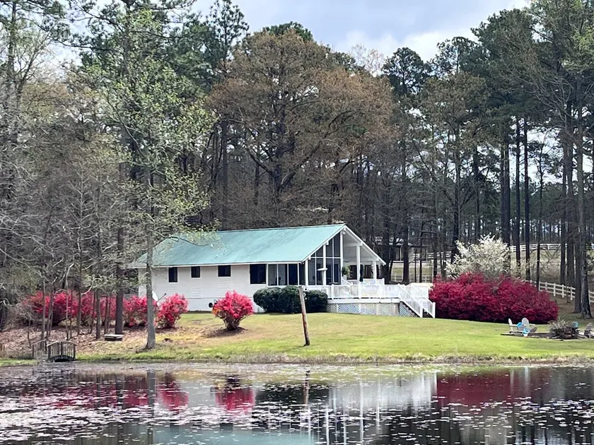 Americana Farmhouse in the country - Image 1