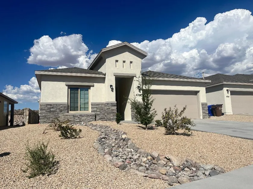 3 Bedroom, full house, back yard - Image 1