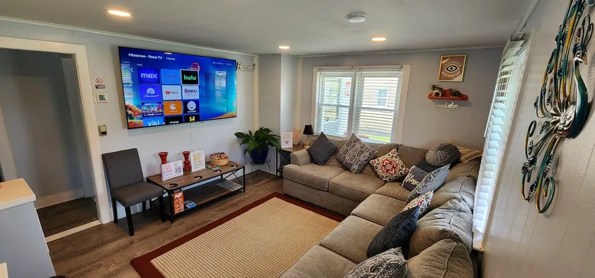 Home in Milford, 13 ppl, 3 Rooms 9 beds, 3 futons - Image 1