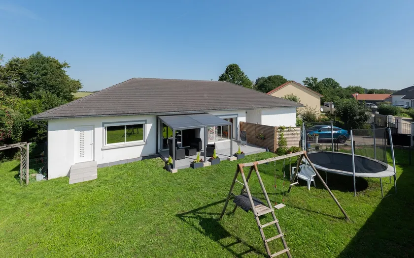 House with a pool - Image 1