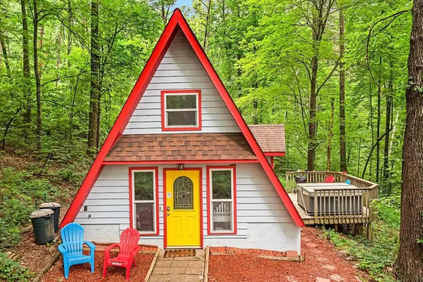 Cozy, private A-frame (w/hot tub) near attractions - Image 1