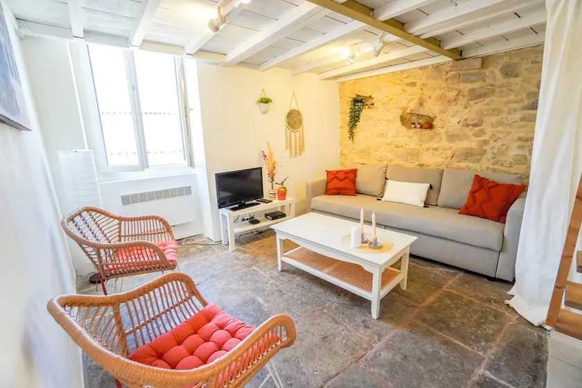 ”The Charming”, Quiet, Central and Air-Conditioned! - Image 1