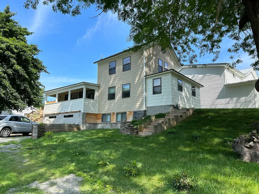 Renovated Hancock NY house near Delaware river - Image 1