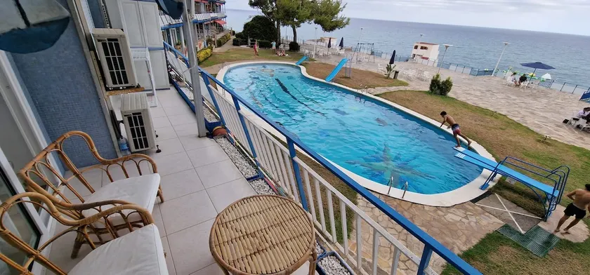 Apartment with Sea View, Terrace, and Beachfront Location - Image 1