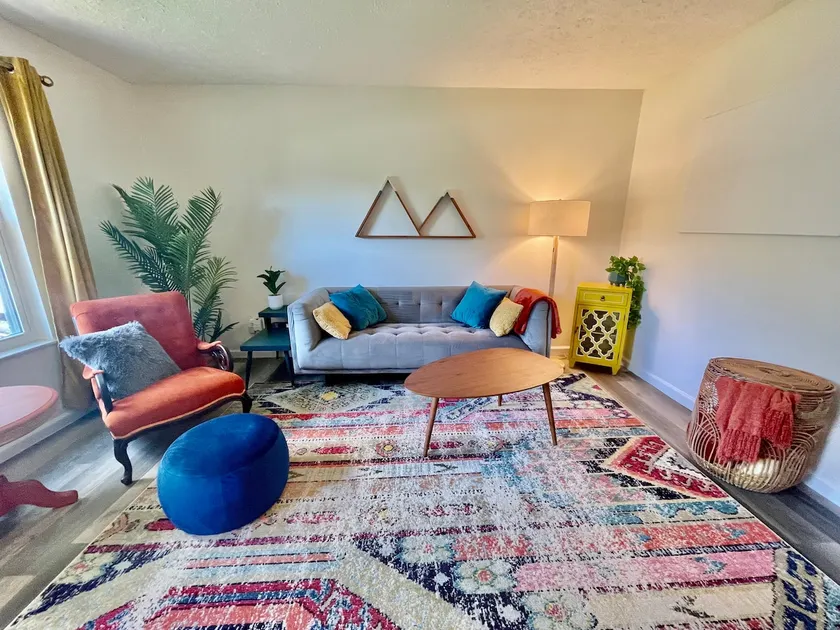 Vibrant 1 Bedroom Haven in South Knox - Image 1