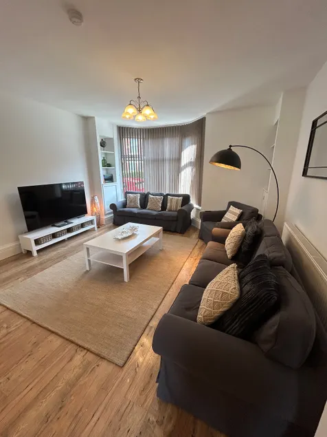 Beautiful 4BR Home near Chester Racecourse - Image 1