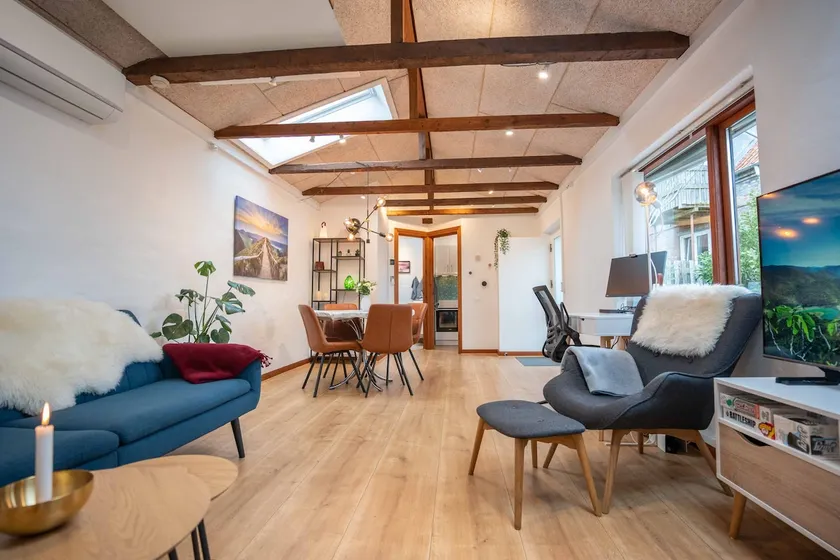 Skylight Lodge - Private Terrace, Free Parking & Walk to City - Image 1