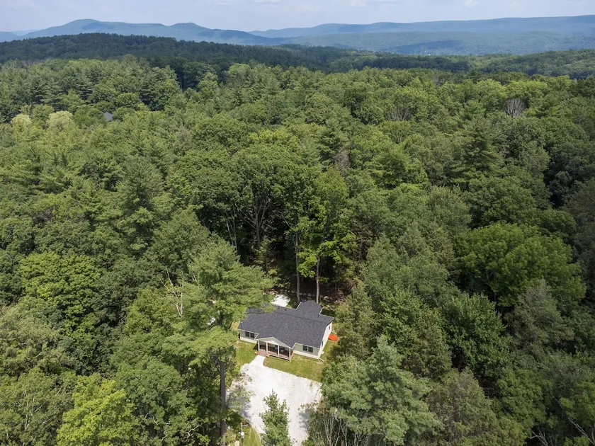 Great Barrington Ranch. Sleeps 10,Hot Tub, 5 acres - Image 1