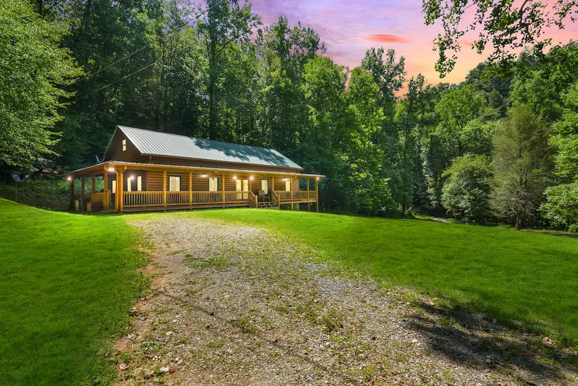 31 Acre Riverside Retreat! Great fishing! Hot tub - Image 1