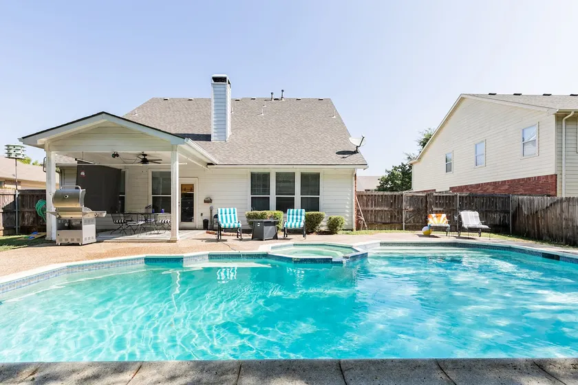 King bed en-suite downstairs pool view w game room - Image 1