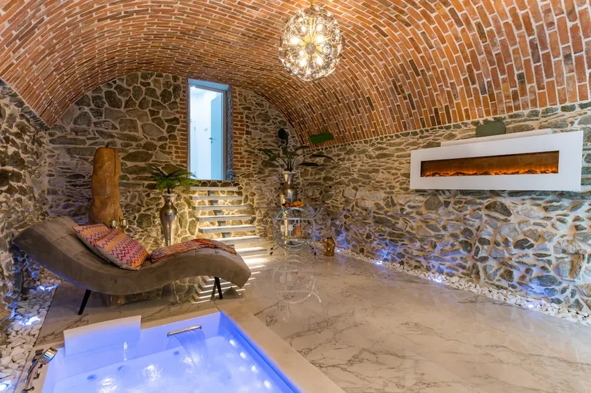 Luxury apartment with a hot tub - Image 1