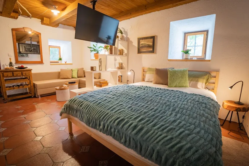 Studio Apartment Pr' Mirotu - Image 1