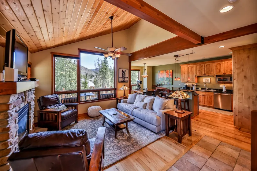 Duplex In town! Views! PrvtHottub,2Cgarage,Sleeps9 - Image 1