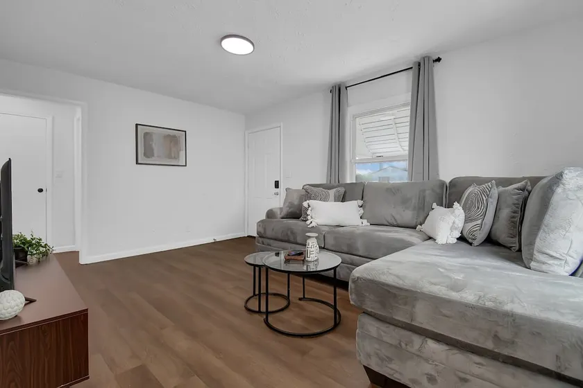 3-BR patio haven near downtown - Image 1