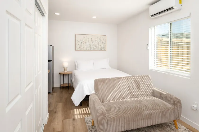 Private, Convenient Studio Apartment - Image 1