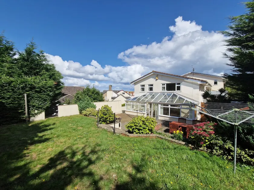 Spacious Four Bedroom House, 3 min walk to beach - Image 1