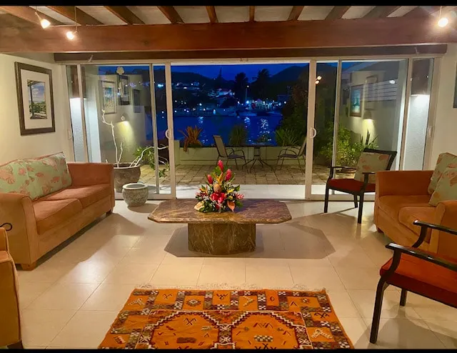 Exquisite Waterfront Retreat - Image 1