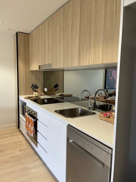 Fresh Apartment – Short Walk to Westfield - Image 1