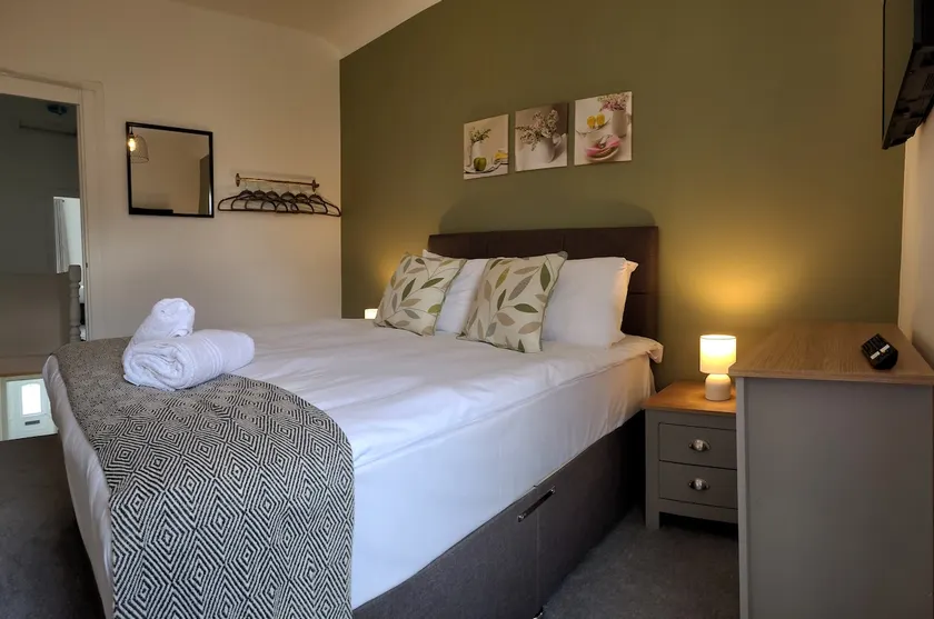 Spacious 4 Bed Home | Sleeps 9 • Parking - Image 1
