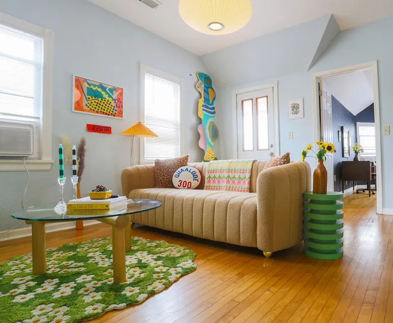 2BR Sunny Upper in Prime Bay View - w/ Parking - Image 1
