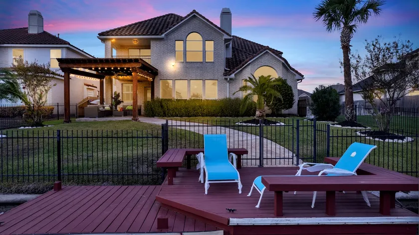Stunning lakefront property in Cypress - Image 1