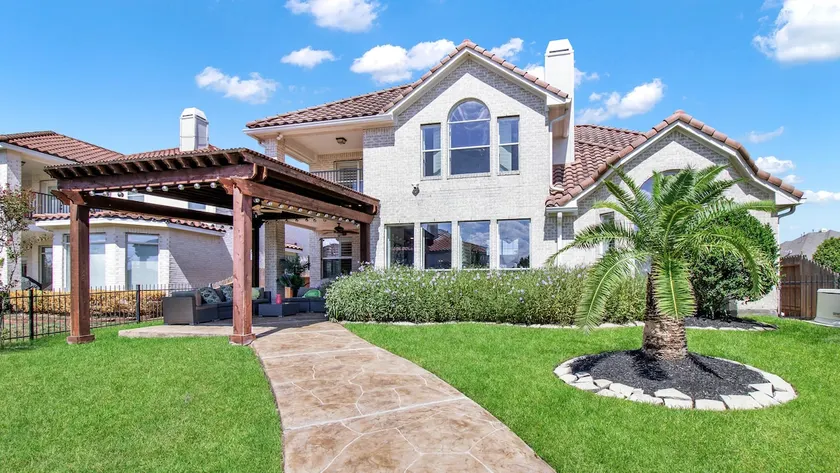 Stunning lakefront property in Cypress - Image 1