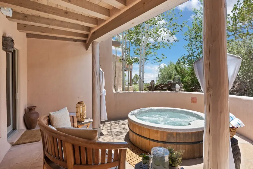 Tranquil Spa Retreat with Views - Image 1