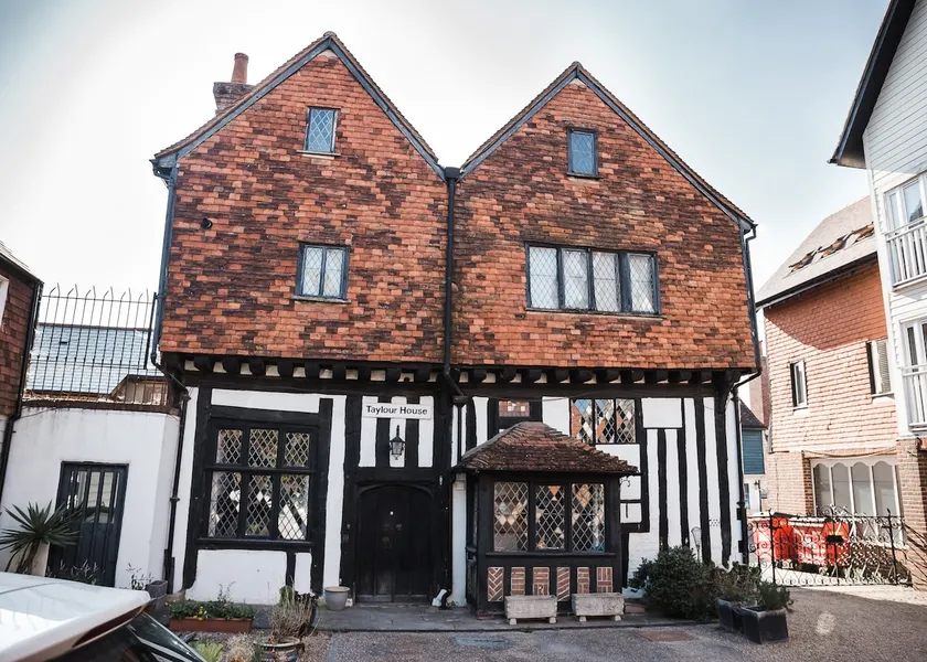 Taylour House - Edenbridge, sleeps 10, historic, unique yet modern - Image 1