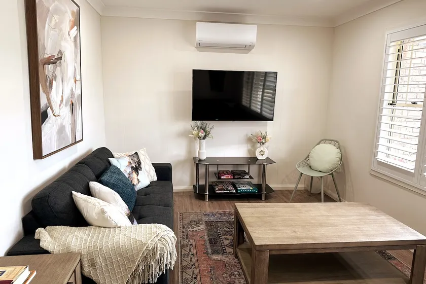 3BR house with parking & AC, 15 mins walk to wharf - Image 1