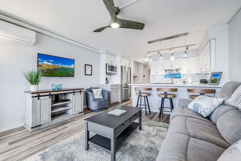 Ocean property W/ king bed, AC, pool & hot tub - Image 1