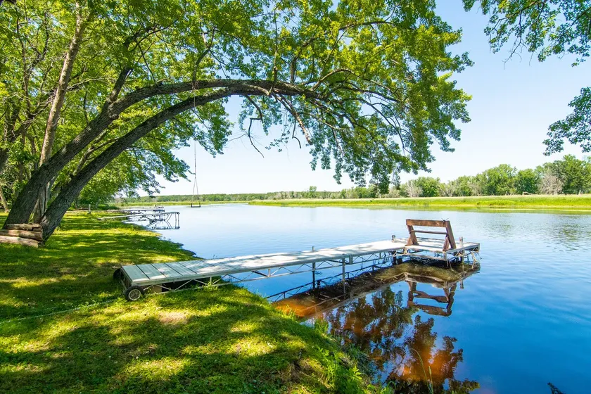 Perfect Waterfront Getaway - Image 1