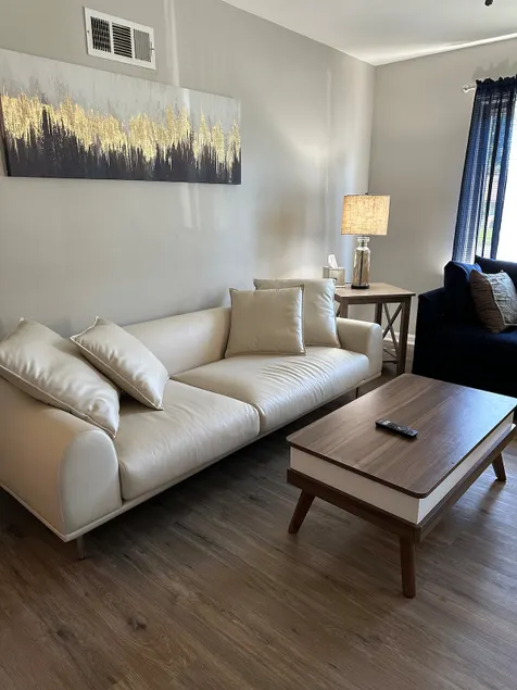Chic Central Retreat - Image 1