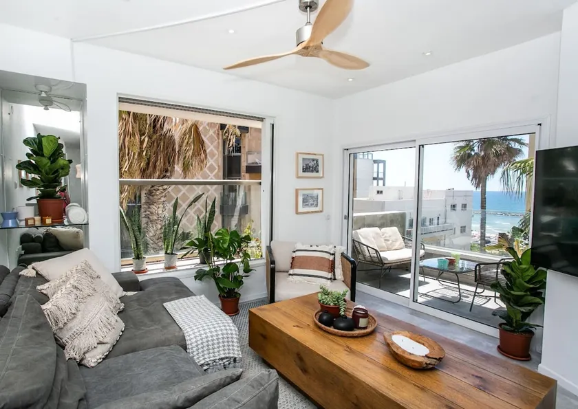 Prime Location 2BR Beach Flat - Image 1