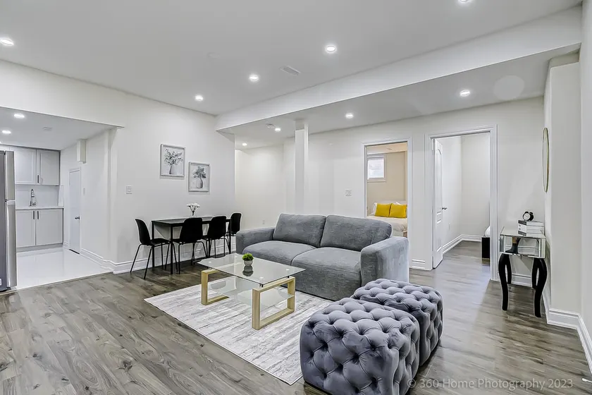 Spacious & Elegant 2BR | Free Parking - Image 1