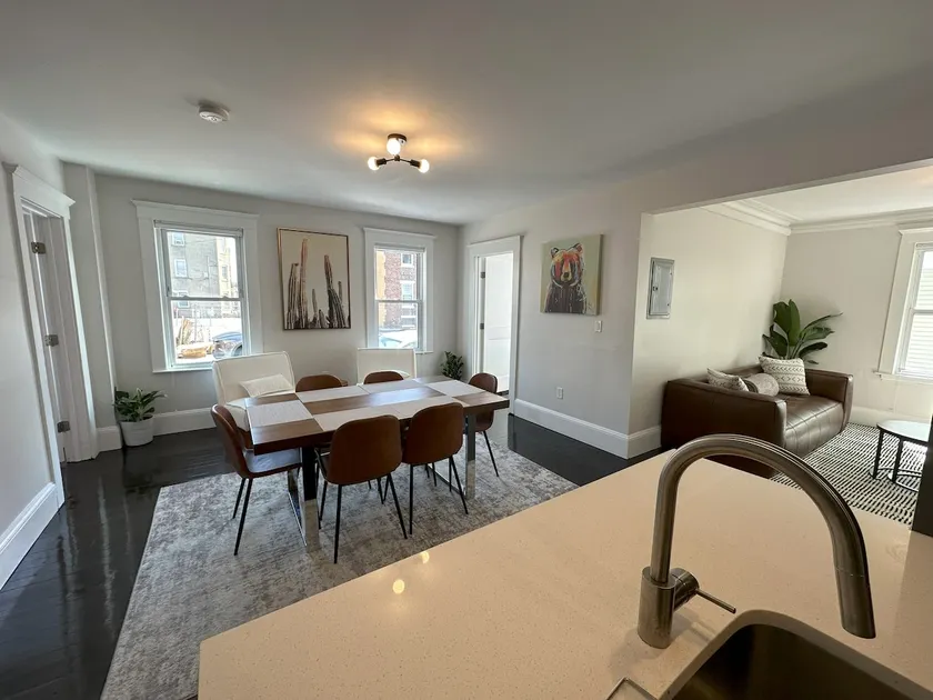 Chic Downtown Salem 3 Bedroom w/ Parking - Image 1