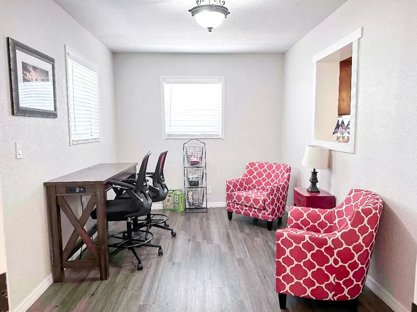 5 Rooms | Great Location | Red Haven Retreat - Image 1