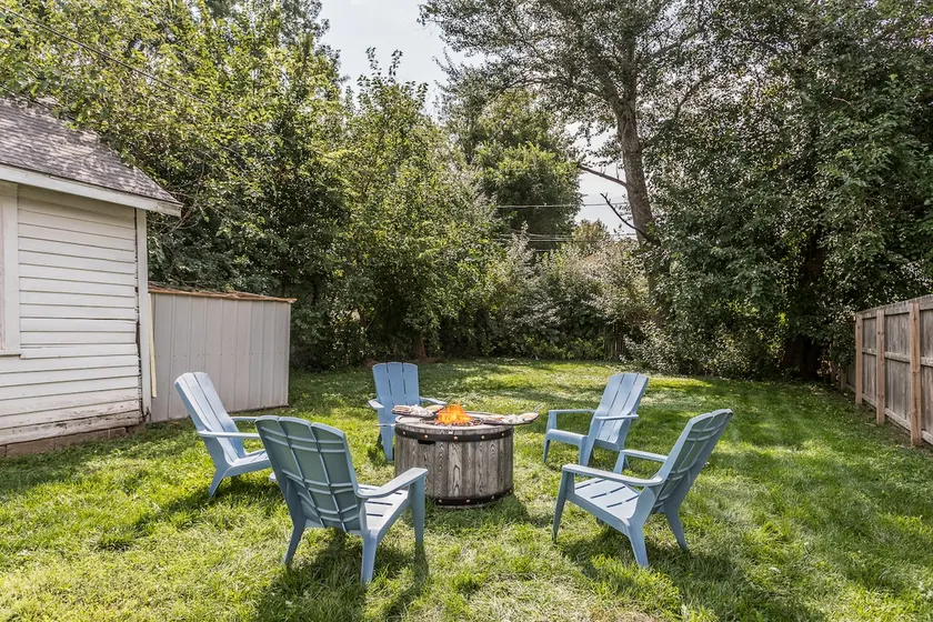 Cozy Hive Retreat | Central | Fenced | 2 Bed - Image 1