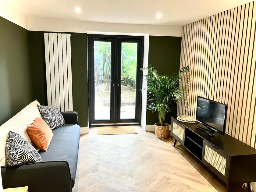 City Centre Garden Apartment - Image 1