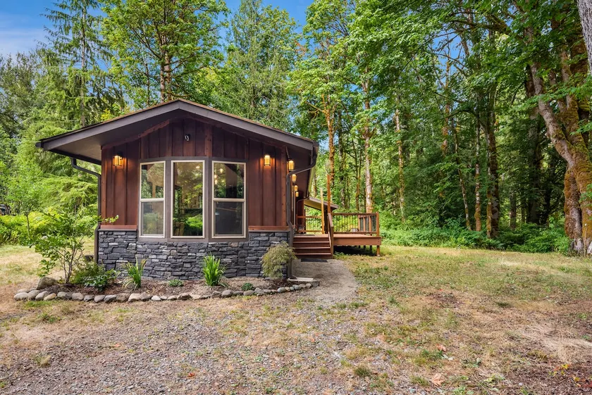 Cozy Creekside Cabin Pristine & Perfectly Located - Image 1