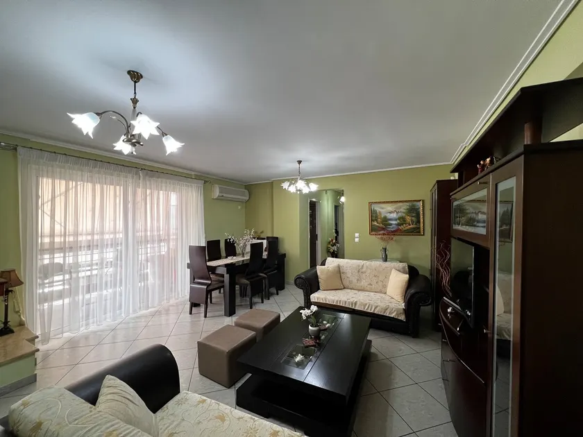 Modern 2BR Apartment Private Parking Sleeps 6 - Image 1