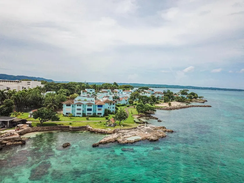 Gorgeous Beachfront Villa @ Paradise Point - Image 1