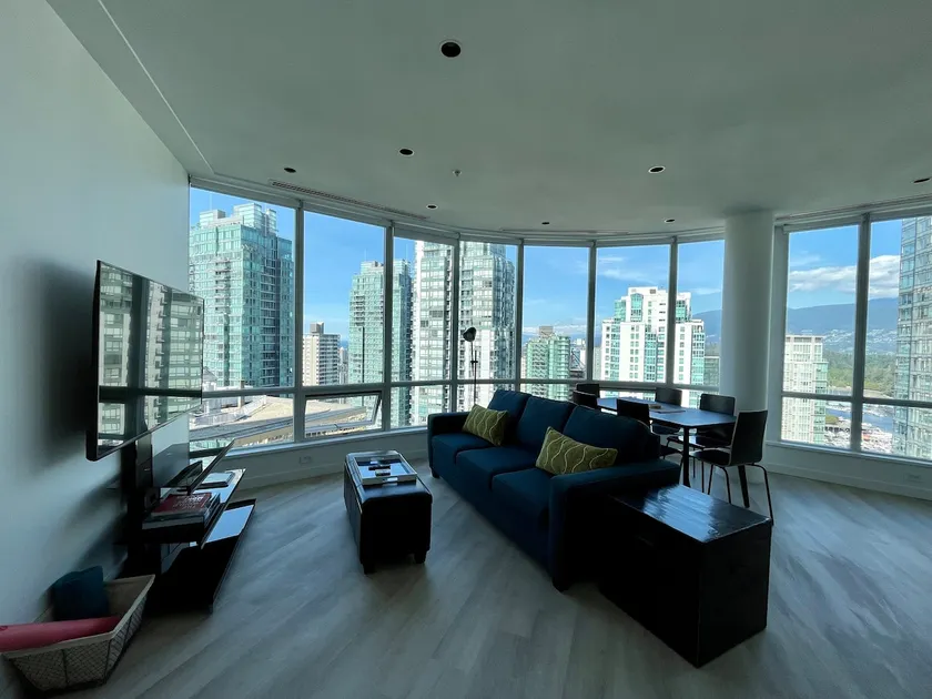 DT GEM! Central and Spacious Penthouse with Views - Image 1