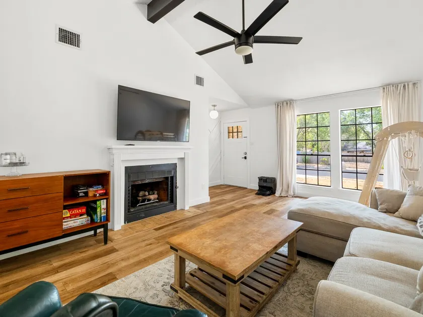 Office, Patio, Yard, Pet Friendly, Playground - Image 1