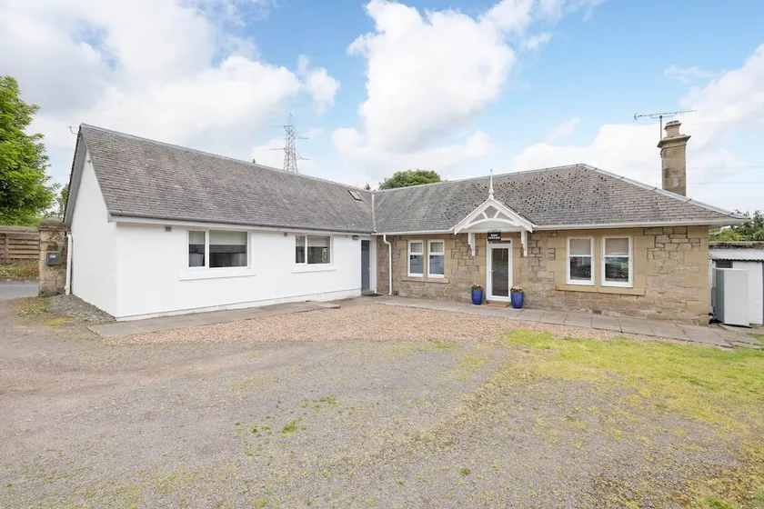 Two Bedroom Country Cottage With Parking - Image 1