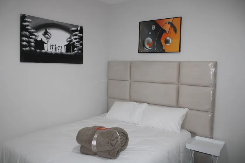 Fun modern two bed apartment in fourways - Image 1