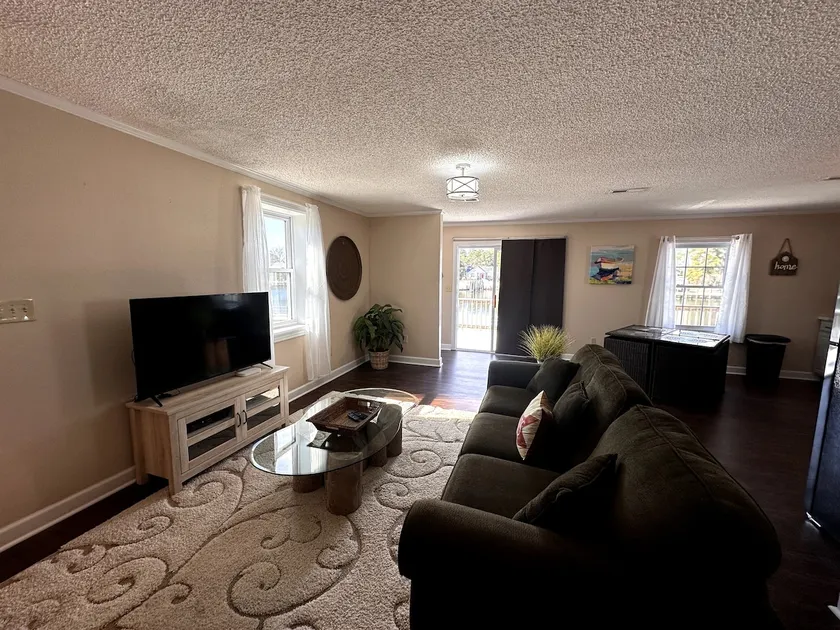 Carrick Bend | Top-Floor Hideaway + Balcony on ICW - Image 1